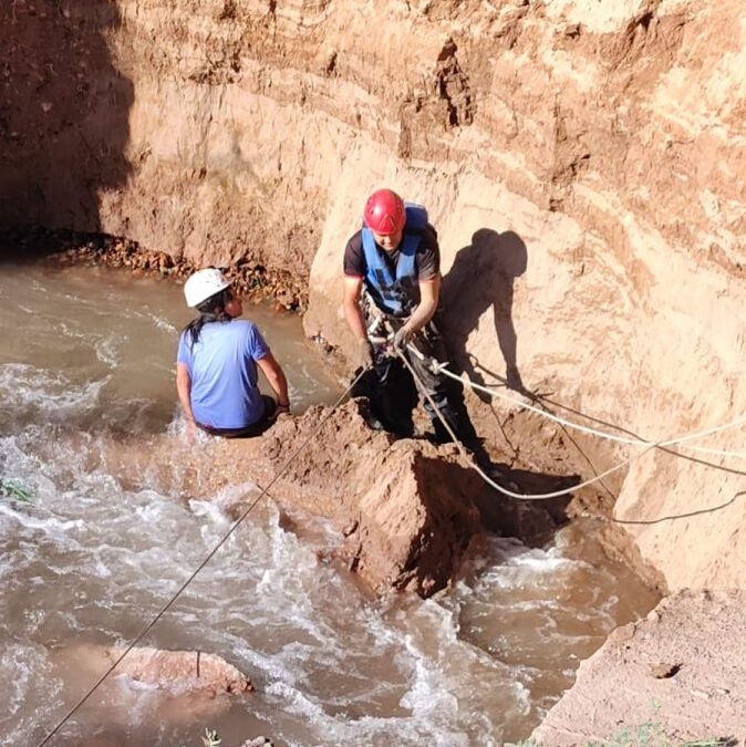 Rápido accionar de Bomberos de la Policía permitió rescatar a una mujer que cayó al canal Cacique Guaymallén