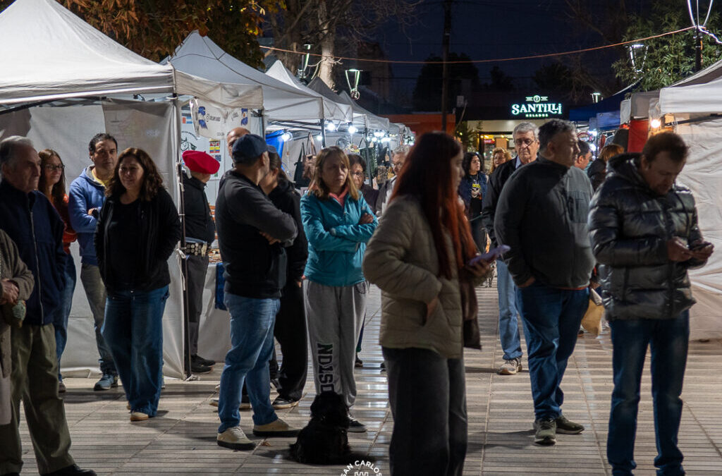 Gran convocatoria en la feria de artesanos y espectáculo en La Consulta