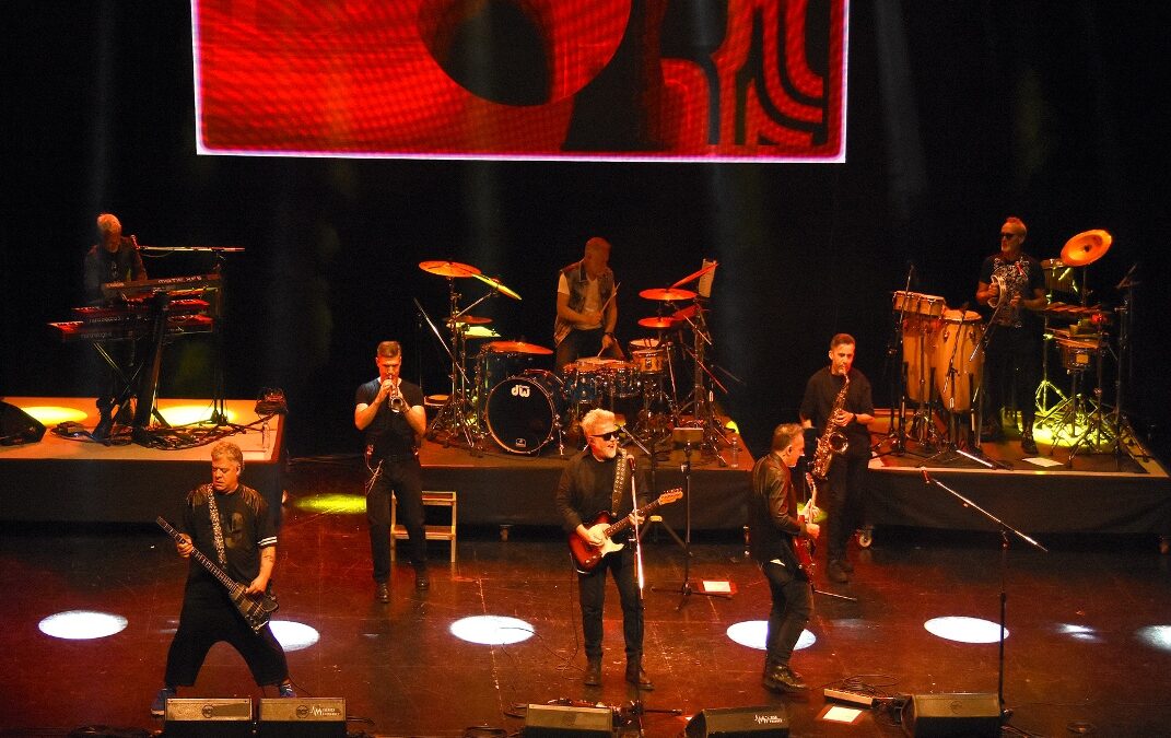 Los Pericos hicieron vibrar el Teatro Independencia en una jornada solidaria