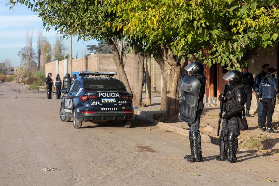 Cayeron por extorsionar y usurpar casas: 8 detenidos y más de 600 municiones