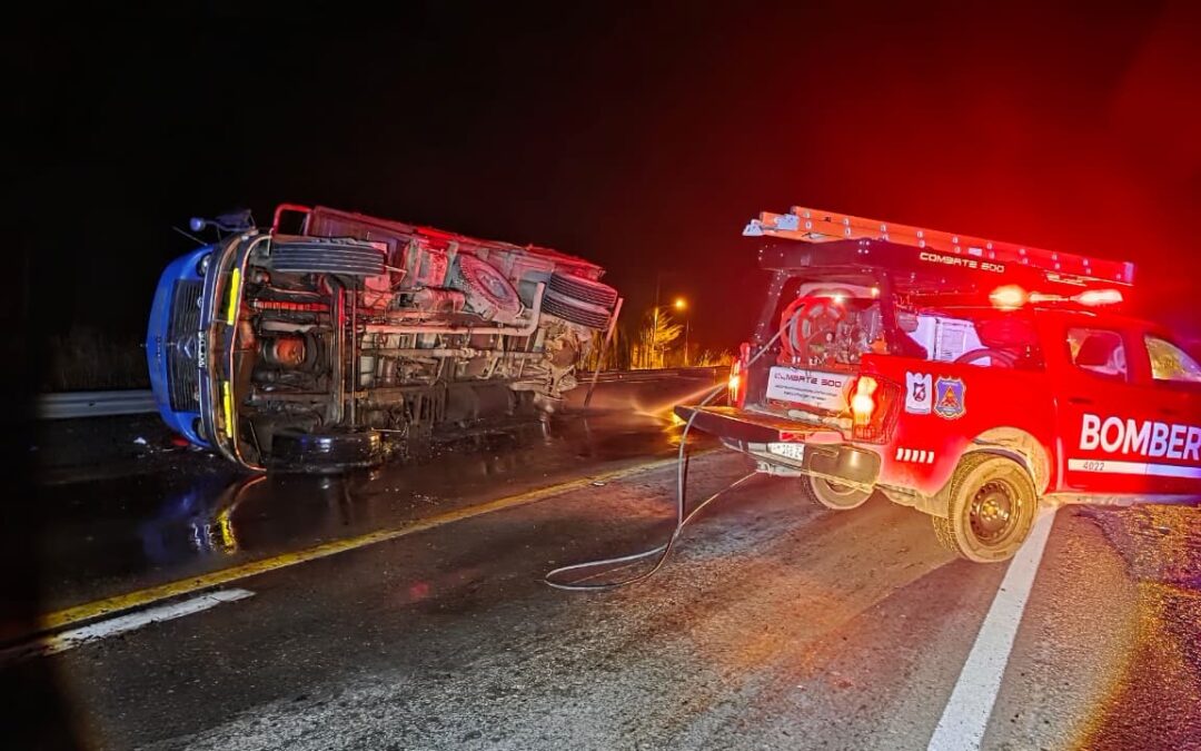 Accidente en Ruta 40: un camión volcó y el conductor resultó ileso
