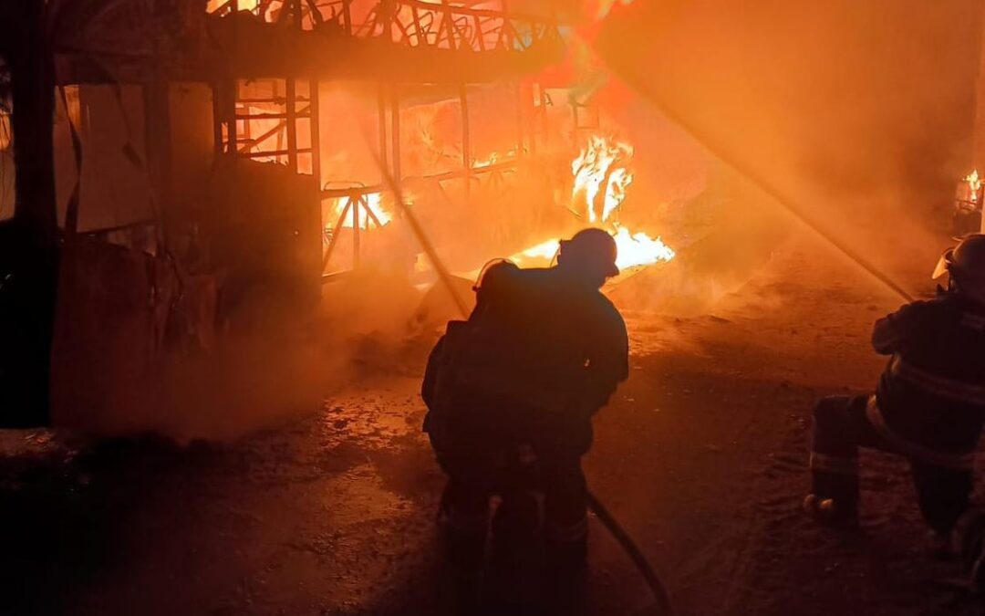 Fuego y pérdidas materiales: Así fue el incendio que afectó a tres colectivos en Pareditas