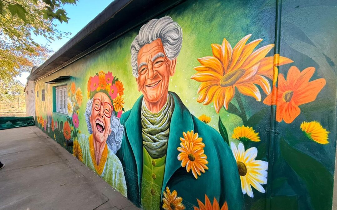 San Carlos inauguró el mural «Pinceladas que Florecen: Identidad», un homenaje dedicado a las personas mayores