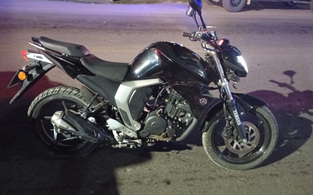 Intentaron huir, pero fueron capturados: recuperan moto robada en Colonia las Rosas