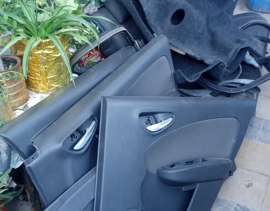 Desarmaba un auto con pedido de secuestro y fue detenido