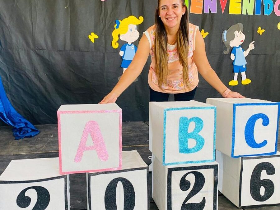 Trabaja en una comisaría, maneja móviles y después da clases en una escuela