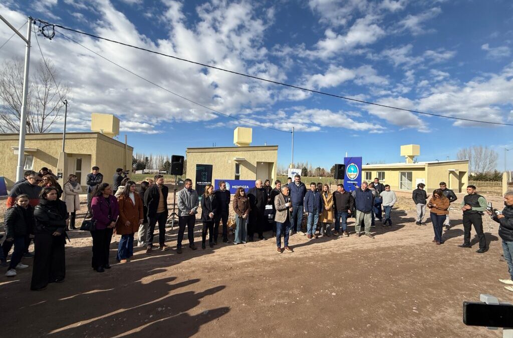 El sueño de la casa propia: 16 familias de San Carlos recibieron las llaves de su nuevo hogar