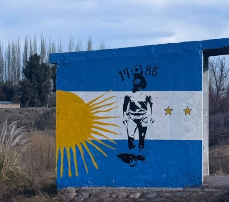 El Municipio de San Carlos renueva sus paradas de colectivo con murales de los mundiales