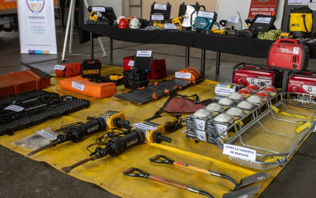 Inversión de $300 millones: la provincia equipó a Bomberos con sondas y cámaras para detectar personas bajo escombros