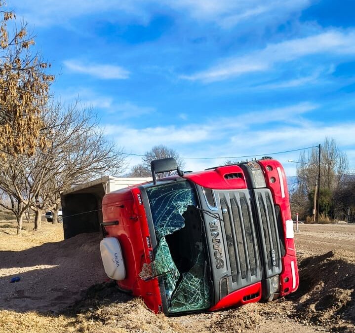Ruta 143: un camión Scania volcó al costado de la calzada y asistieron de urgencia al chofer
