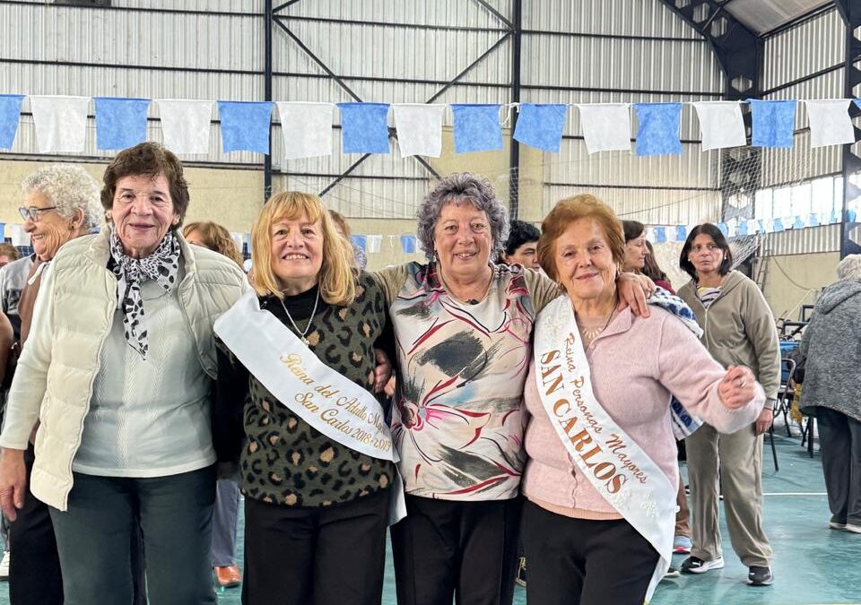 Los adultos mayores celebraron el Día del Amigo en el polideportivo de Eugenio Bustos