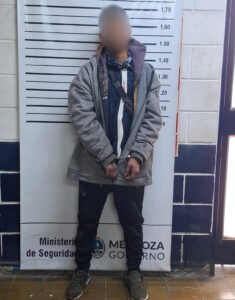 Se escondió en el baño de una casa y terminó detenido tras un robo en Las Heras