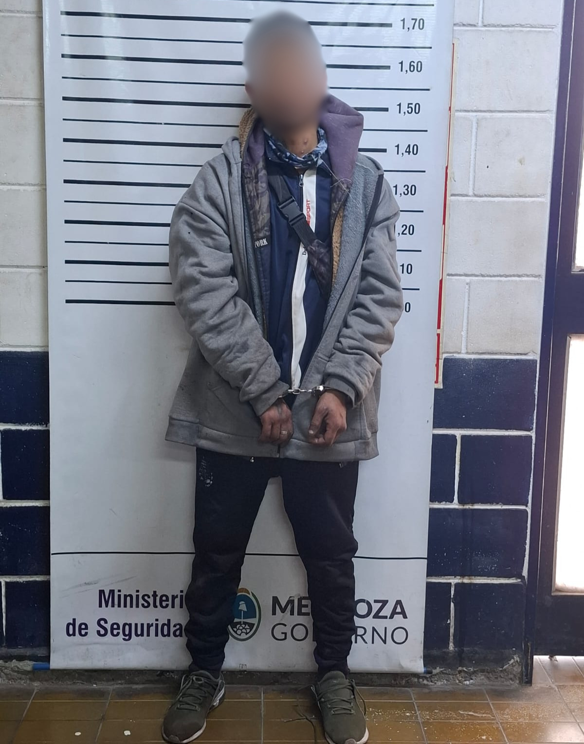 Se escondió en el baño de una casa y terminó detenido tras un robo en Las Heras
