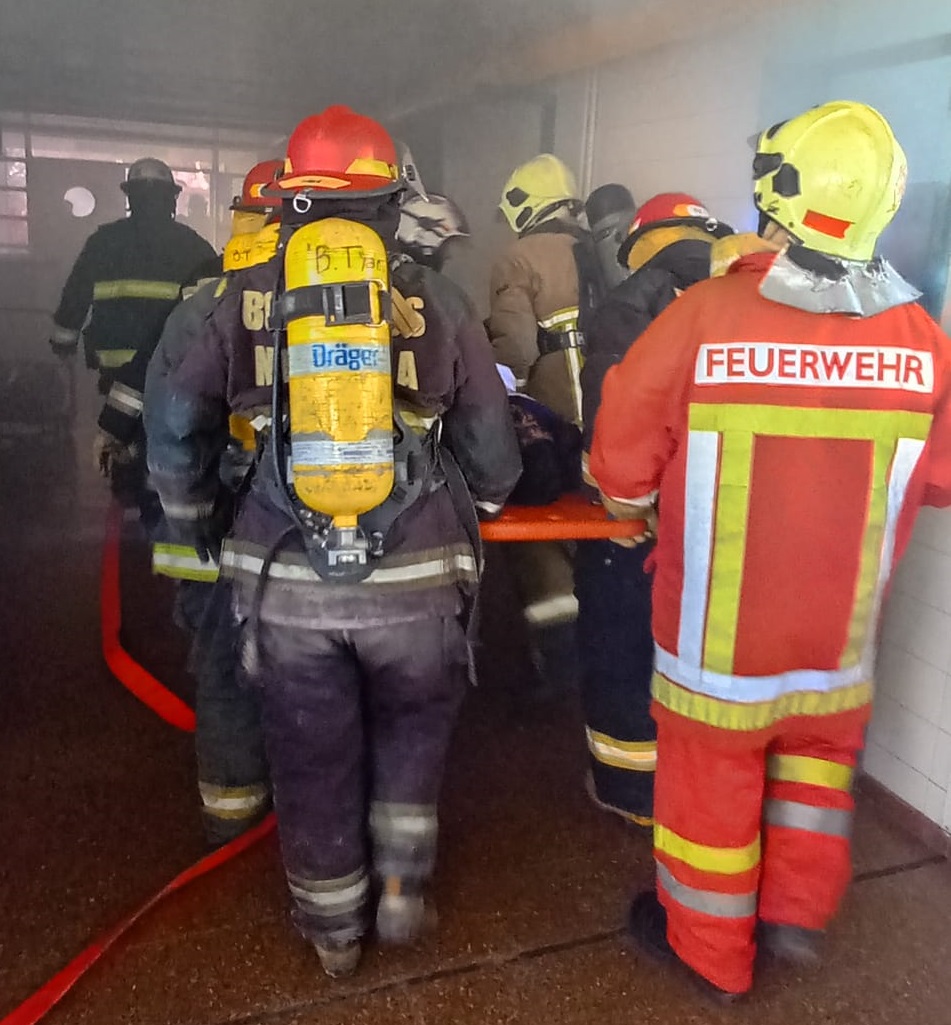 Con uso de drones y trabajo coordinado, realizaron un simulacro de incendio estructural en el Hospital Scaravelli