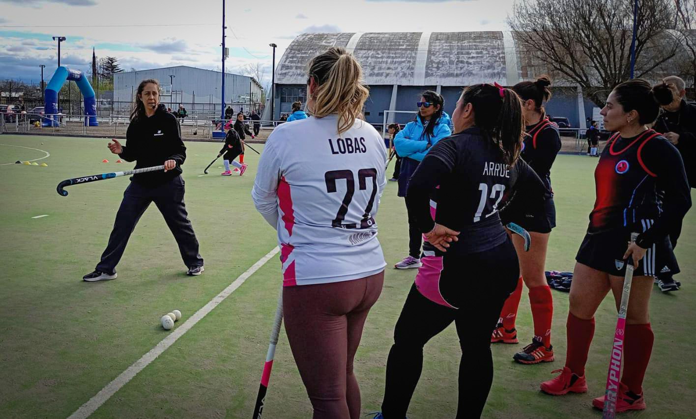 A días de la consagración mundial de Las Leonas, “Piti” D’Elía y “Charo” Luchetti brindaron una clínica de hockey en Tunuyán