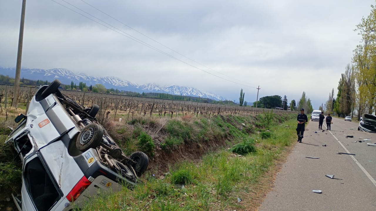 Accidente en Tupungato: una camioneta impactó contra un camión y terminó en un choque con turistas brasileños