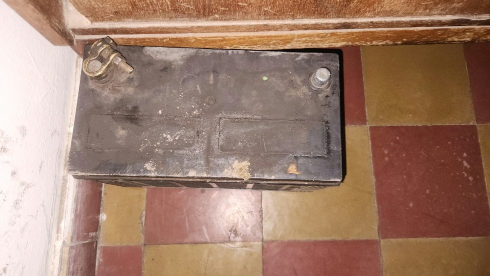 Interceptaron a dos adolescentes y recuperaron una batería en Vista Flores